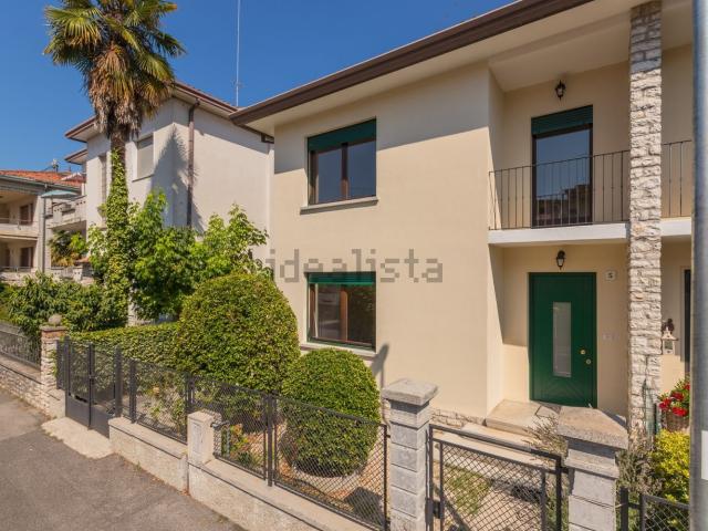 Villetta bifamiliare in vendita di 200 m² in Via Antonio Carpenè