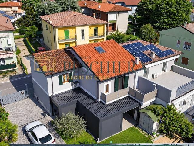 Villetta bifamiliare in vendita di 200 m² in Via Antonio Pelacane, 45