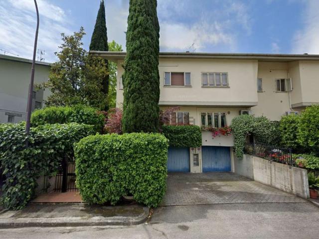 Villetta bifamiliare in vendita di 200 m² in Via B. Buozzi, 38
