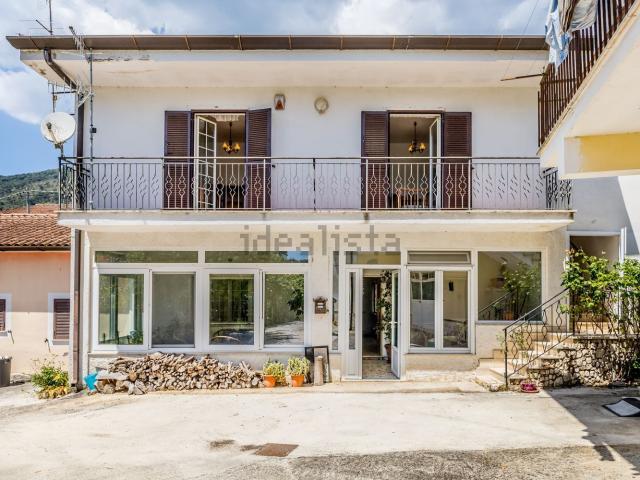 Villetta bifamiliare in vendita di 200 m² in Via Bertonia