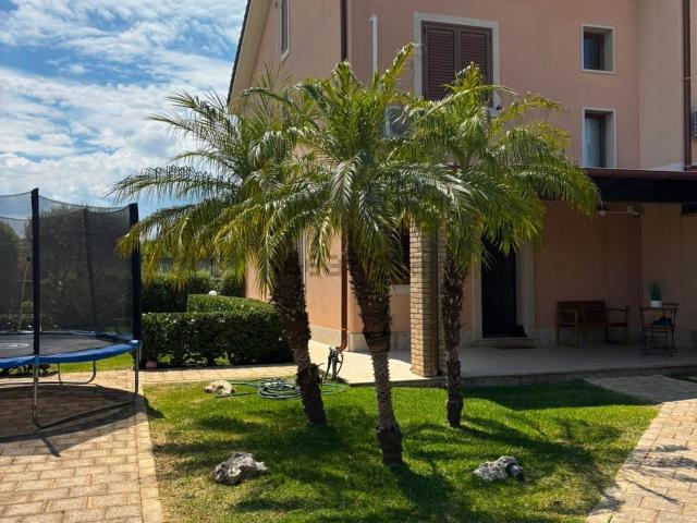 Villetta bifamiliare in vendita di 200 m² in Via Brancati