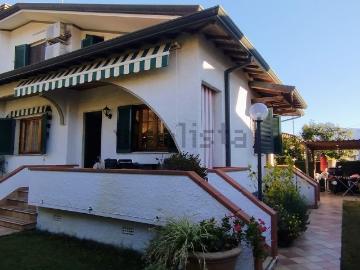 Villetta bifamiliare in vendita di 200 m² in Via Brasile