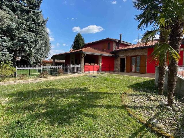 Villetta bifamiliare in vendita di 200 m² in Via Carvisi, 15