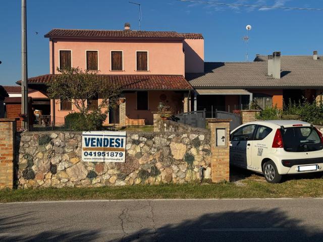 Villetta bifamiliare in vendita di 200 m² in Via Caselle, 90
