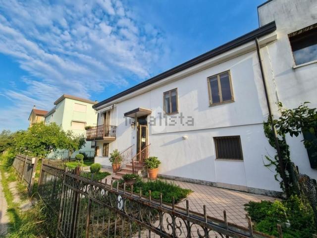 Villetta bifamiliare in vendita di 200 m² in Via Catene