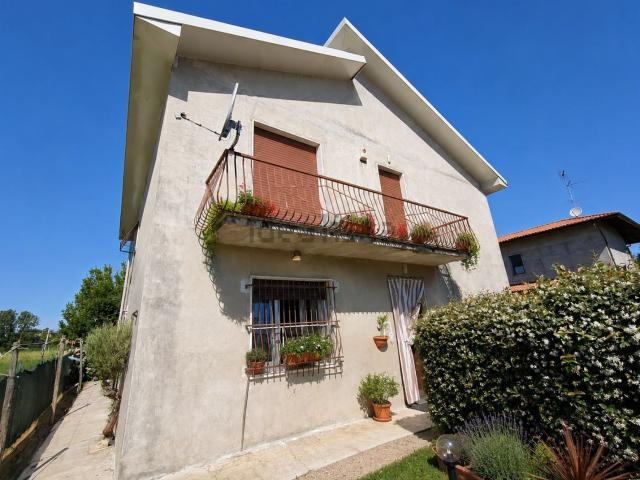 Villetta bifamiliare in vendita di 200 m² in Via Cesare Pavese, 5