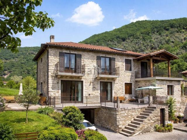 Villetta bifamiliare in vendita di 200 m² in Via Chiapparo, 40
