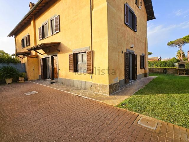 Villetta bifamiliare in vendita di 200 m² in Via Cima Cristallo, 65