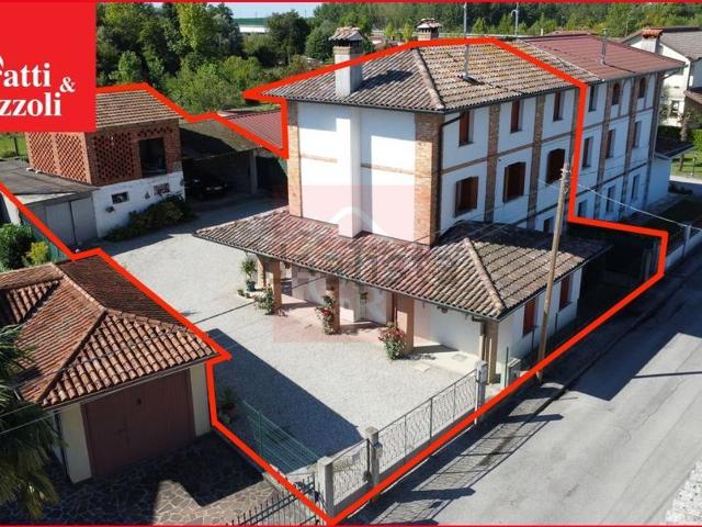 Villetta bifamiliare in vendita di 200 m² in Via Corgnolo, 13