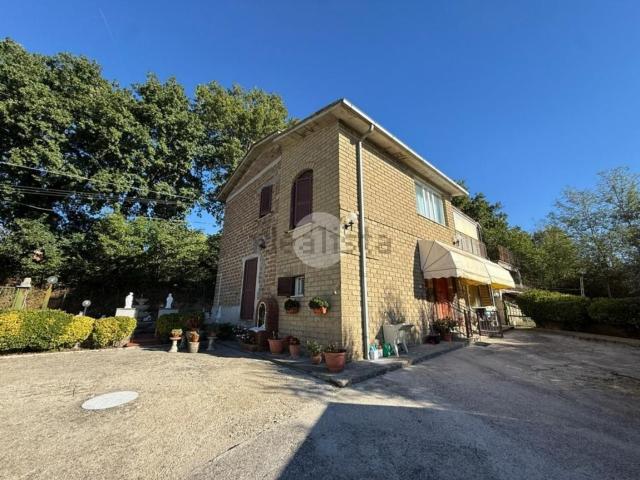 Villetta bifamiliare in vendita di 200 m² in Via Corlando, 5
