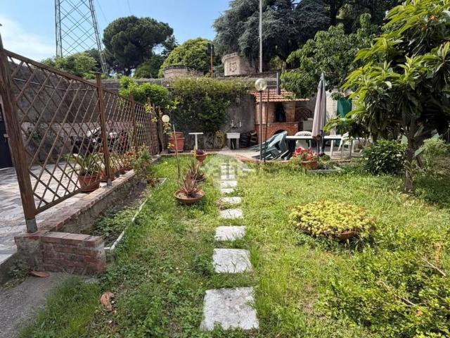 Villetta bifamiliare in vendita di 200 m² in Via Coronata, 107