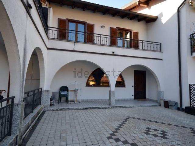 Villetta bifamiliare in vendita di 200 m² in Via Crusinallo