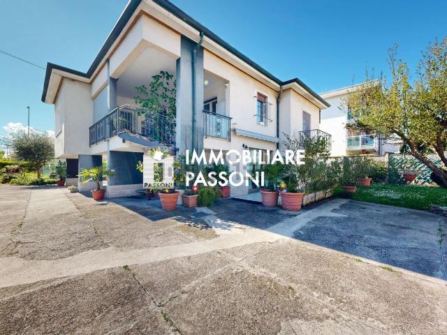 Villetta bifamiliare in vendita di 200 m² in Via Dante Alighieri