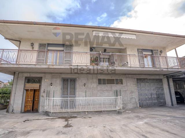 Villetta bifamiliare in vendita di 200 m² in Via degli Oleandri, 3