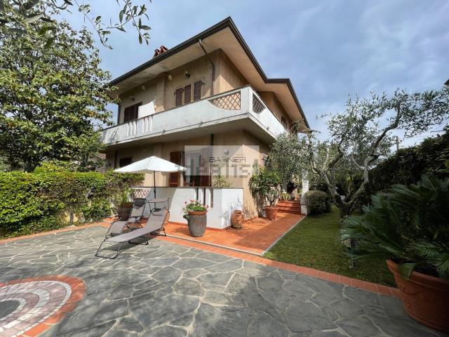 Villetta bifamiliare in vendita di 200 m² in Via dei ciliegi