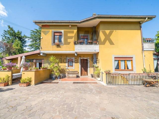 Villetta bifamiliare in vendita di 200 m² in Via dei Tigli, 1