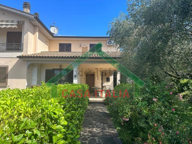 Villetta bifamiliare in vendita di 200 m² in Via del Pratino, 11