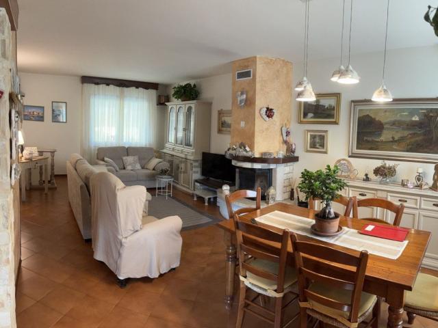 Villetta bifamiliare in vendita di 200 m² in Via Don Luigi Sturzo
