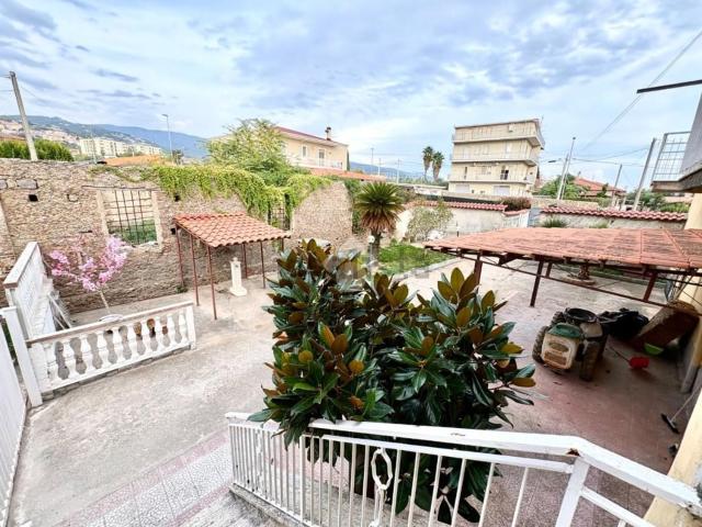 Villetta bifamiliare in vendita di 200 m² in Via Eduardo Filippo