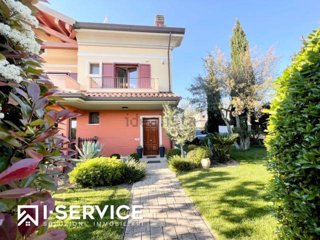 Villetta bifamiliare in vendita di 200 m² in Via Federico Fellini, 59