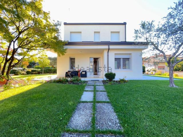 Villetta bifamiliare in vendita di 200 m² in Via Ferdinando Ferretton