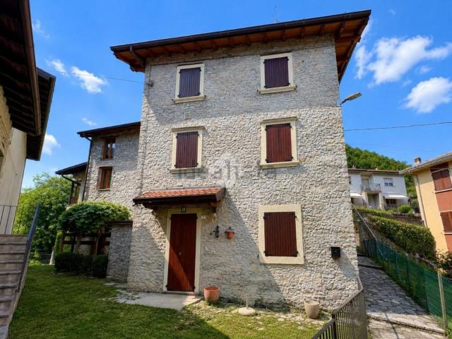 Villetta bifamiliare in vendita di 200 m² in Via Fratelli Calvi, 1