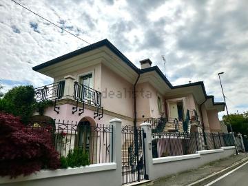 Villetta bifamiliare in vendita di 200 m² in Via Gaetano Donizetti