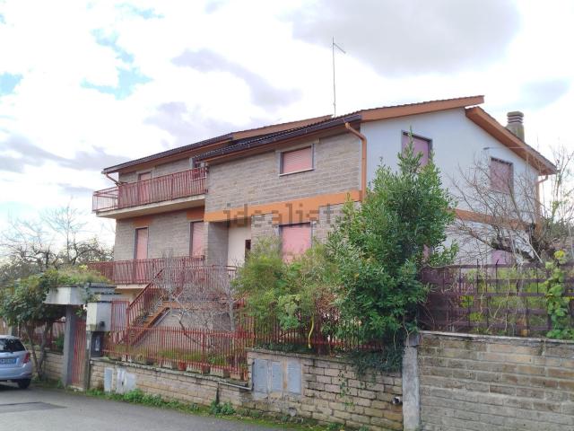 Villetta bifamiliare in vendita di 200 m² in Via Giovanni Pascoli