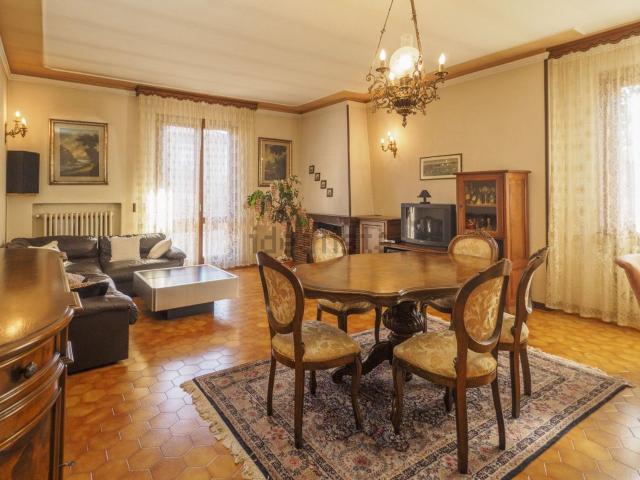 Villetta bifamiliare in vendita di 240 m² in Via Giuseppe Mazzini