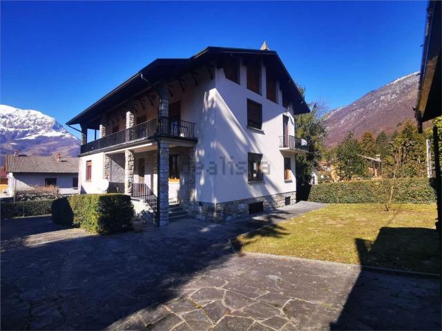 Villetta bifamiliare in vendita di 200 m² in Via Ingegnere Giorgio Combi, 31