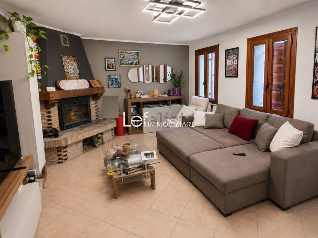 Villetta bifamiliare in vendita di 200 m² in Via Lamberto Chisini