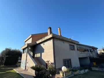 Villetta bifamiliare in vendita di 200 m² in Via Lago di Como, 32