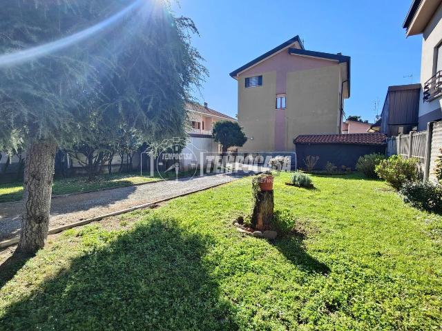 Villetta bifamiliare in vendita di 200 m² in Via Leonardo Da Vinci