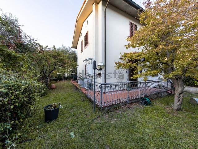 Villetta bifamiliare in vendita di 200 m² in Via Leopoldo Galeotti