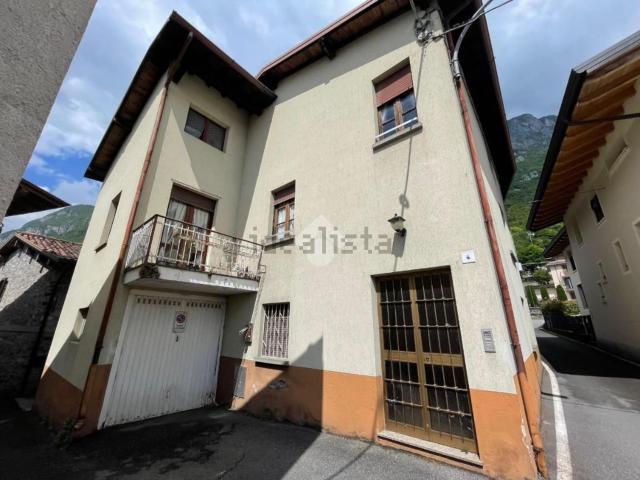 Villetta bifamiliare in vendita di 200 m² in Via Locatelli