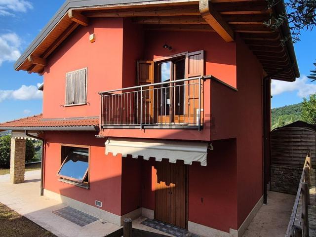 Villetta bifamiliare in vendita di 200 m² in Via Loreto
