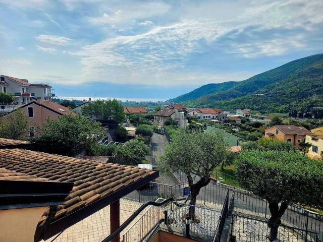 Villetta bifamiliare in vendita di 200 m² in Via Maccagne, 27