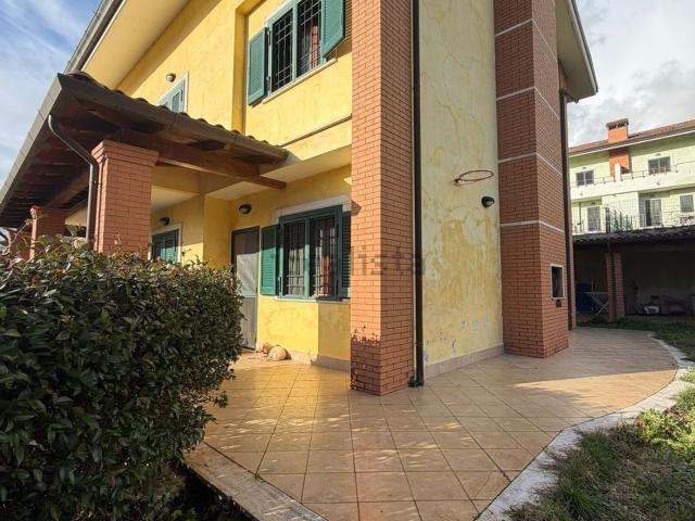 Villetta bifamiliare in vendita di 200 m² in Via Mario Piacentini