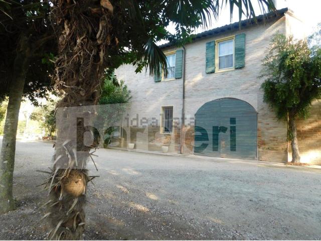 Villetta bifamiliare in vendita di 200 m² in Via Matelica, 96