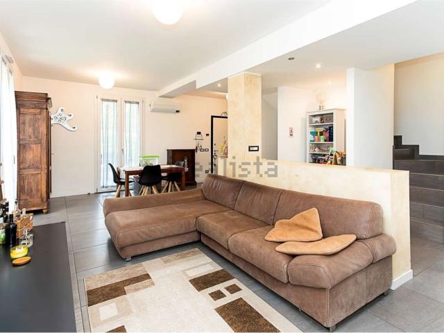 Villetta bifamiliare in vendita di 200 m² in Via Milanese, 24