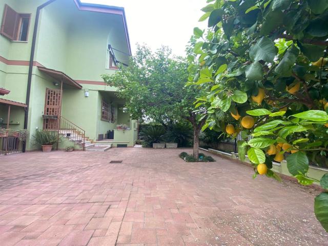 Villetta bifamiliare in vendita di 200 m² in Via Monte Cervino, 58