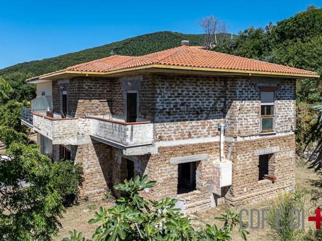 Villetta bifamiliare in vendita di 200 m² in Via Monte Falcone