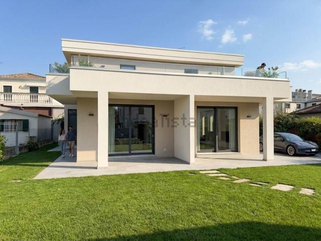 Villetta bifamiliare in vendita di 200 m² in Via Monte Ortigara