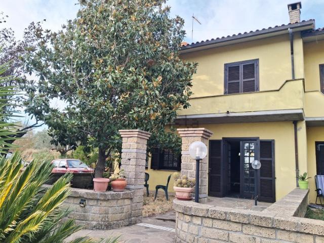 Villetta bifamiliare in vendita di 200 m² in Via montisola, 7