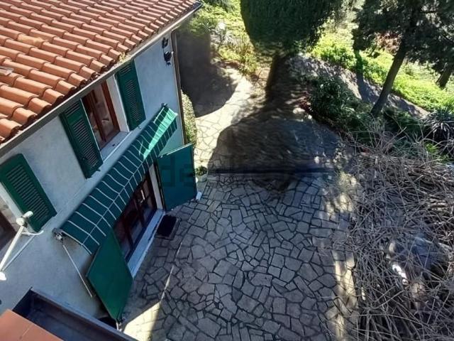 Villetta bifamiliare in vendita di 200 m² in Via Peschiera, 29