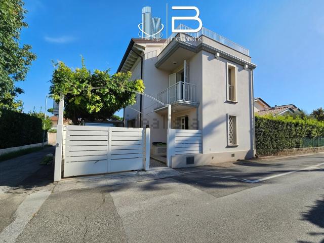 Villetta bifamiliare in vendita di 200 m² in Via Piave, 102