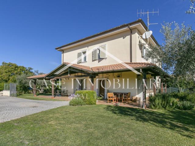 Villetta bifamiliare in vendita di 200 m² in Via Piastrarella