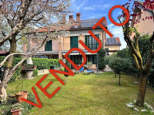 Villetta bifamiliare in vendita di 200 m² in Via Roma, 128