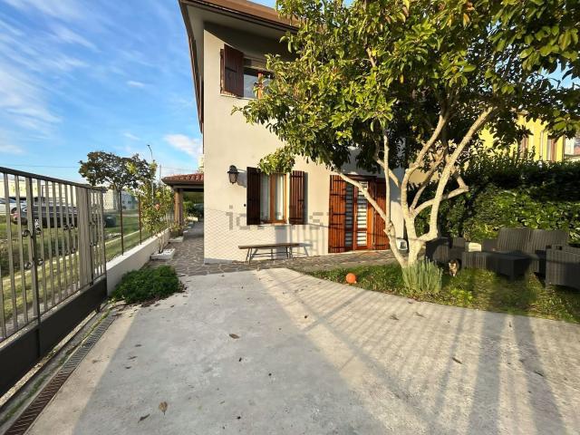 Villetta bifamiliare in vendita di 200 m² in Via Ronzinella