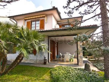 Villetta bifamiliare in vendita di 200 m² in Via San Carlo, 9